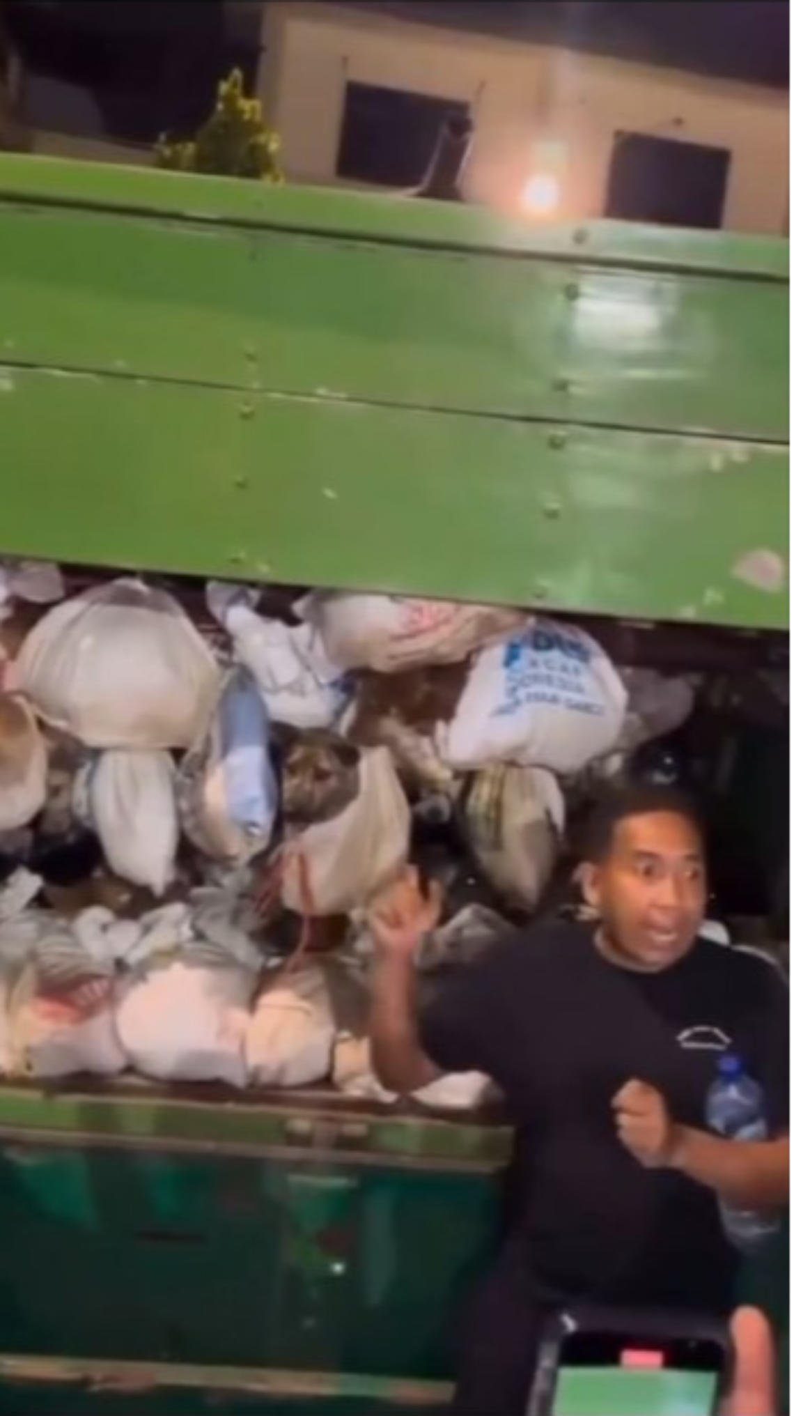 Sventato traffico di carne di cane, oltre 200 animali salvati da un destino crudele. Sventato traffico di carne di cane, oltre 200 animali salvati da un destino crudele.