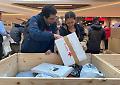Shopping con i pacchi a sorpresa nel centro commerciale più grande di Torino