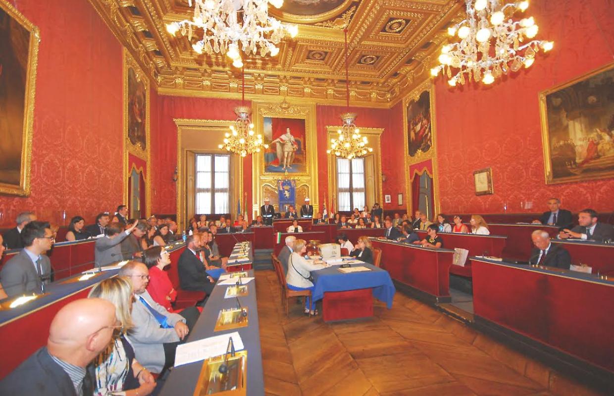 “Se lei fa la maestrina noi siamo ancora più bravi”, il circo in Consiglio