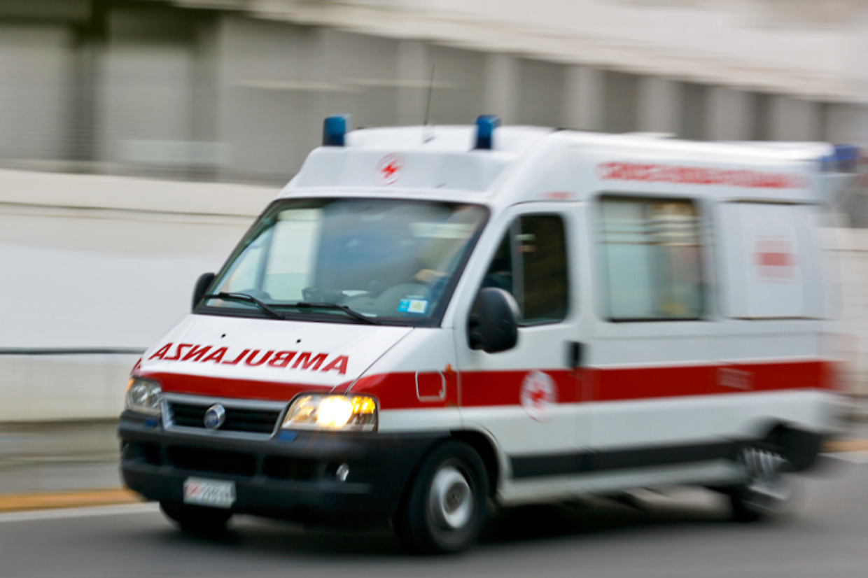 Si schianta contro un palo: morto un motociclista di 58 anni