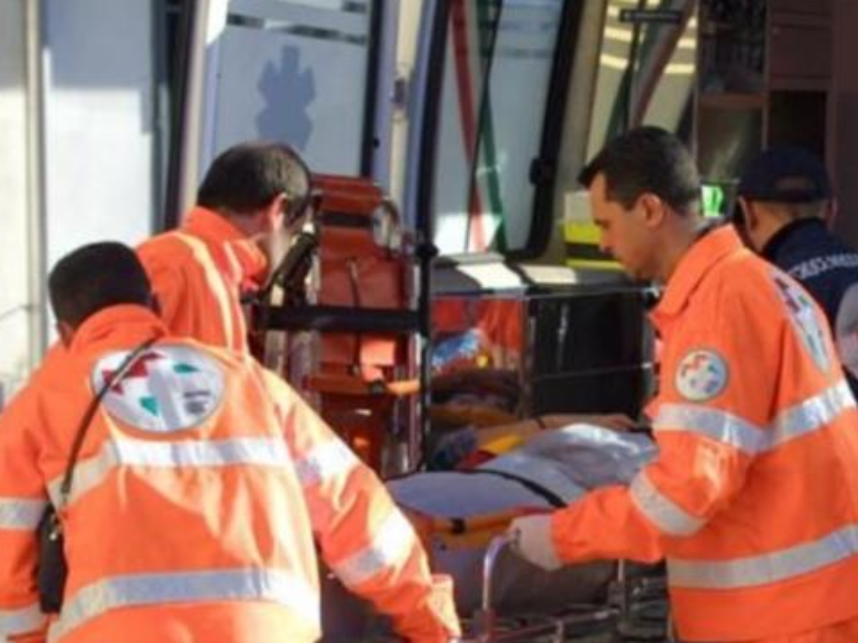 Frontale tra auto e moto: muore un centauro di 57 anni