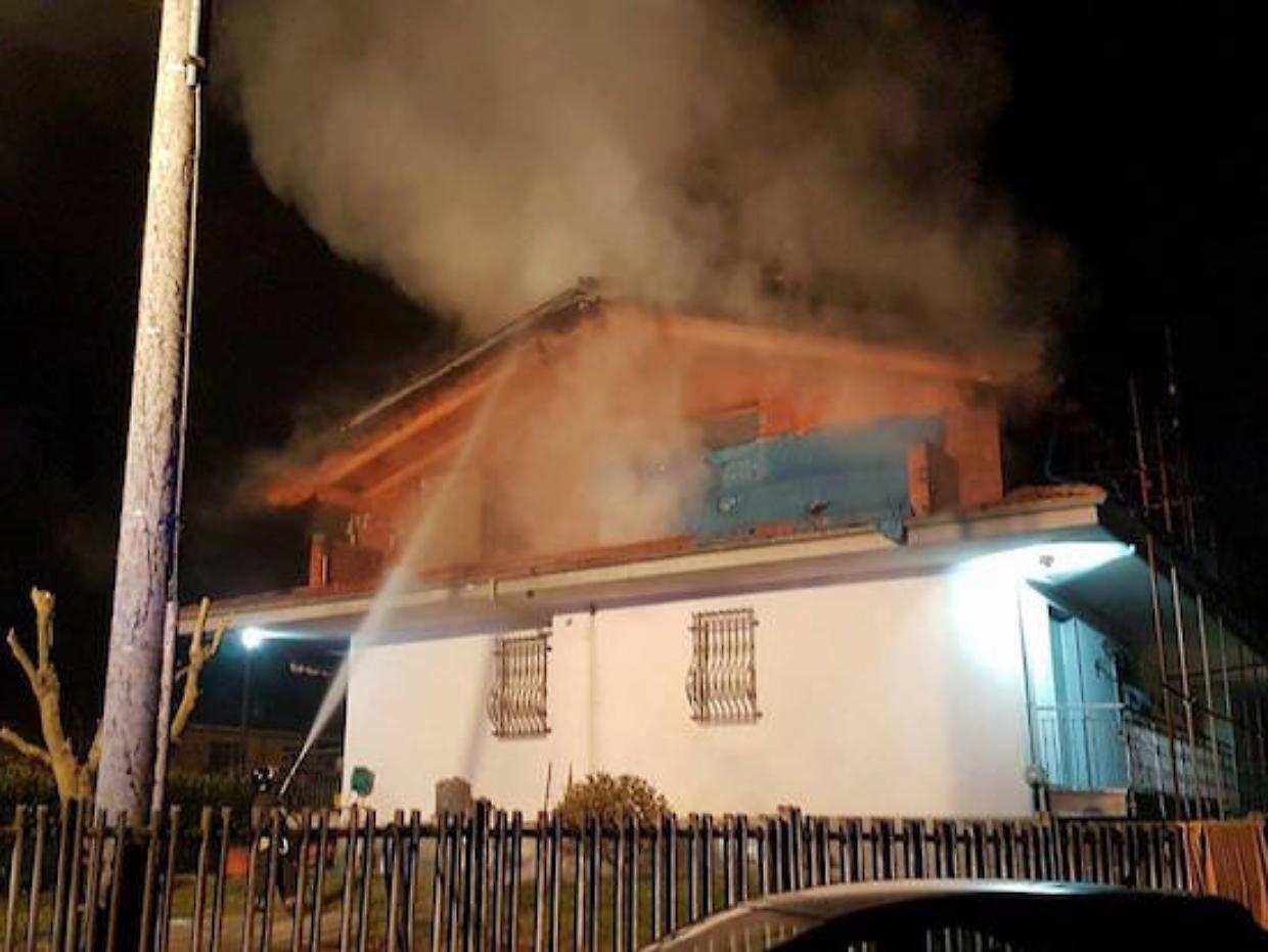 Incendio a Favria: l'intervento tempestivo dei vigili del fuoco evita il peggio
