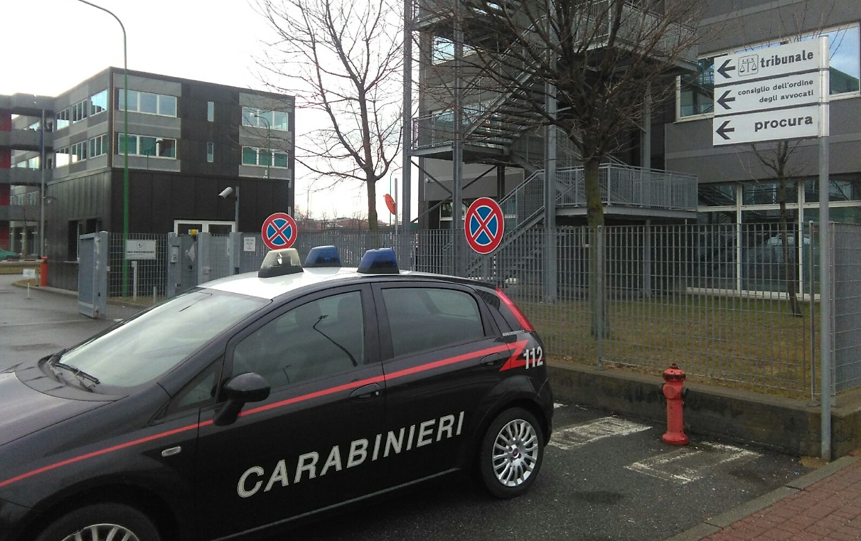 I carabinieri nei pressi del tribunale di Ivrea