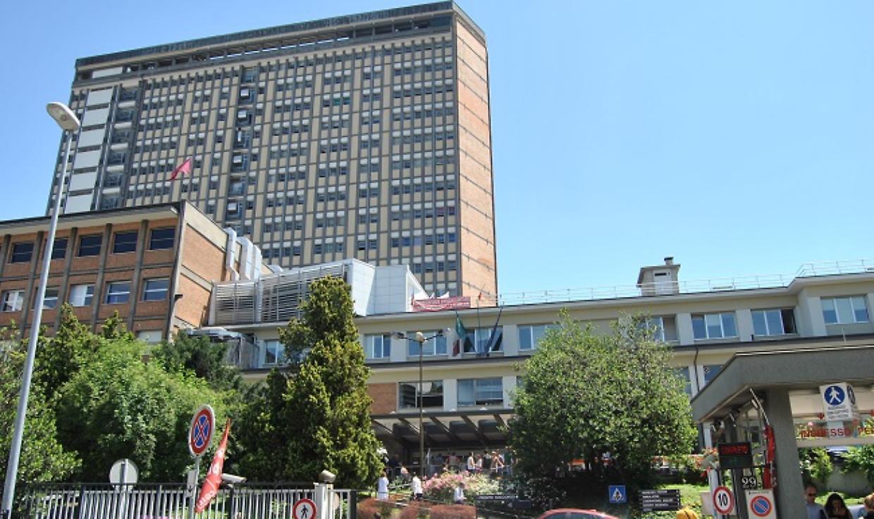 Rimane incastrata con i capelli in un macchinario: 48enne al Cto