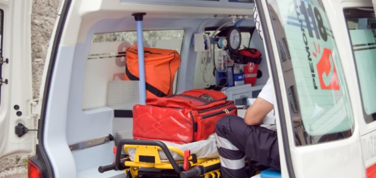 Si scontra con un macchina e finisce in un canale: centauro grave al Cto