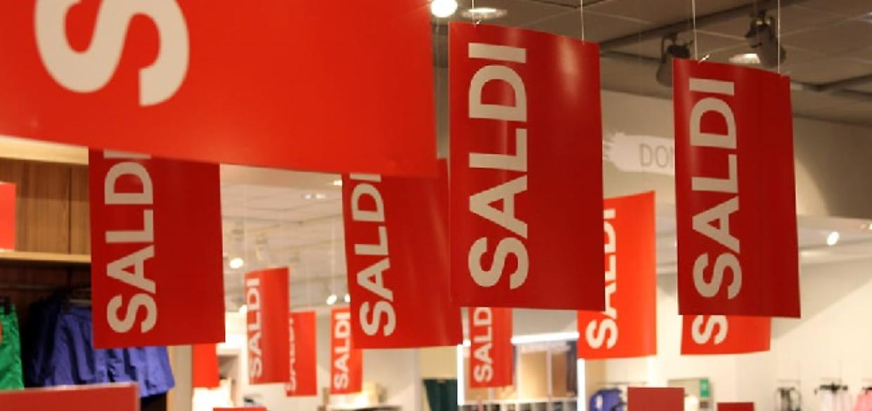 Saldi estivi, in Piemonte cala la caccia al lusso: “Si compra solo il necessario”