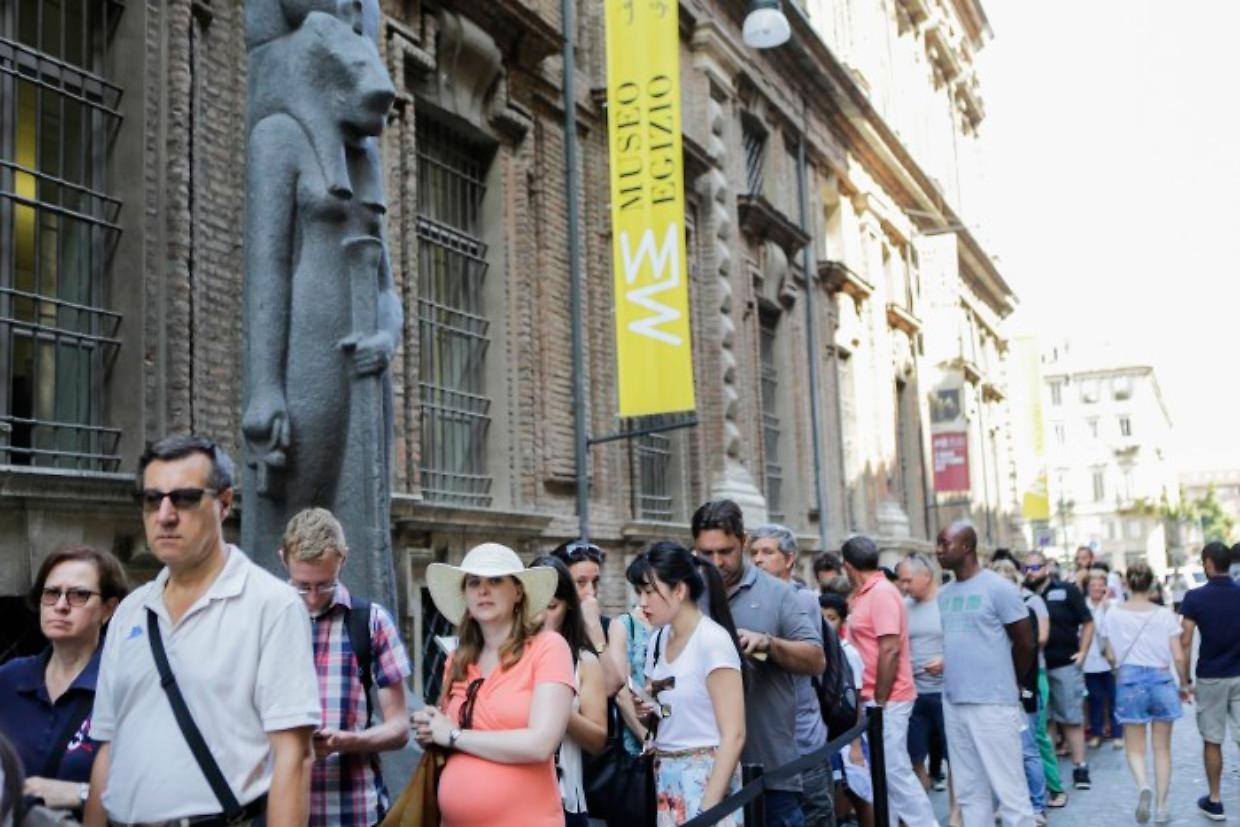 Turisti in fila al Museo Egizio di Torino