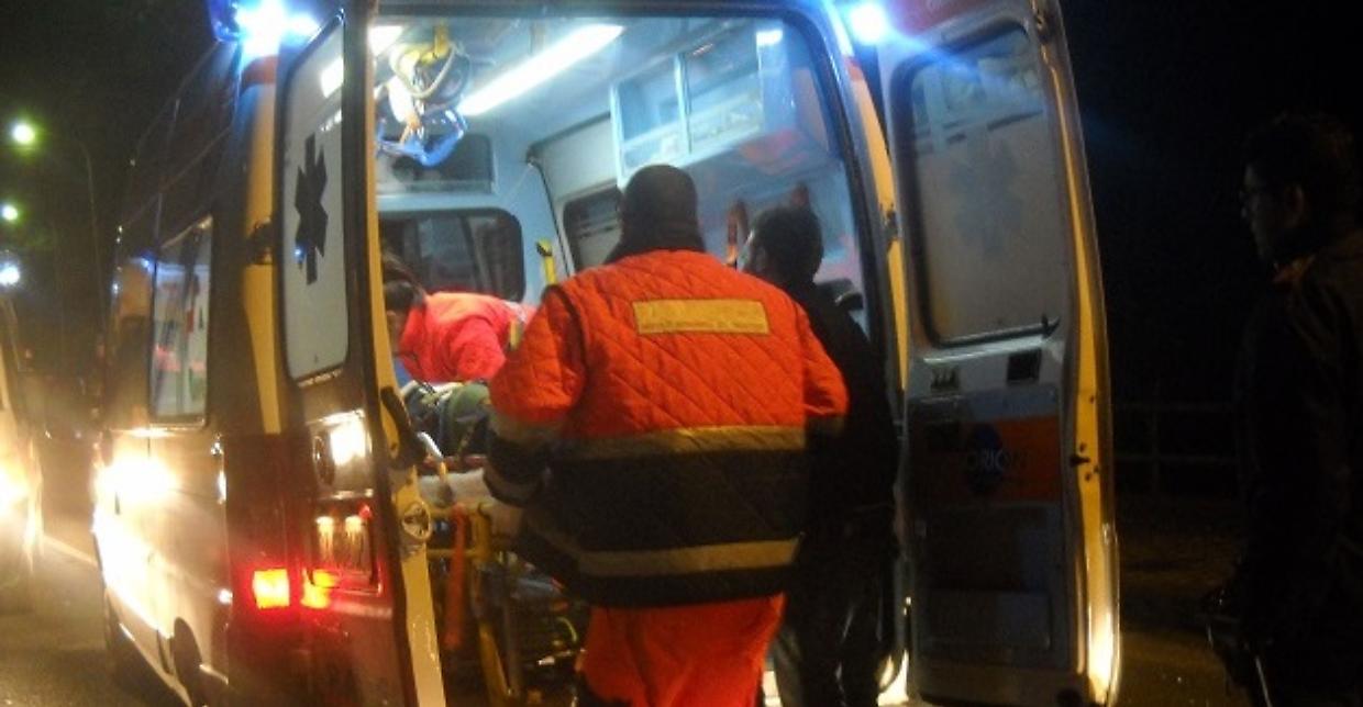 Ferito alla gola un 29enne in largo Giulio Cesare: &egrave; grave