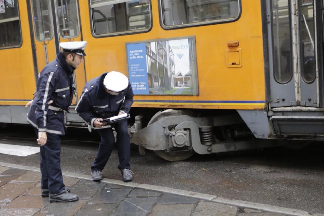 Un 41enne si trova al Cto in gravissime condizioni dopo essere finito sotto il tram 16