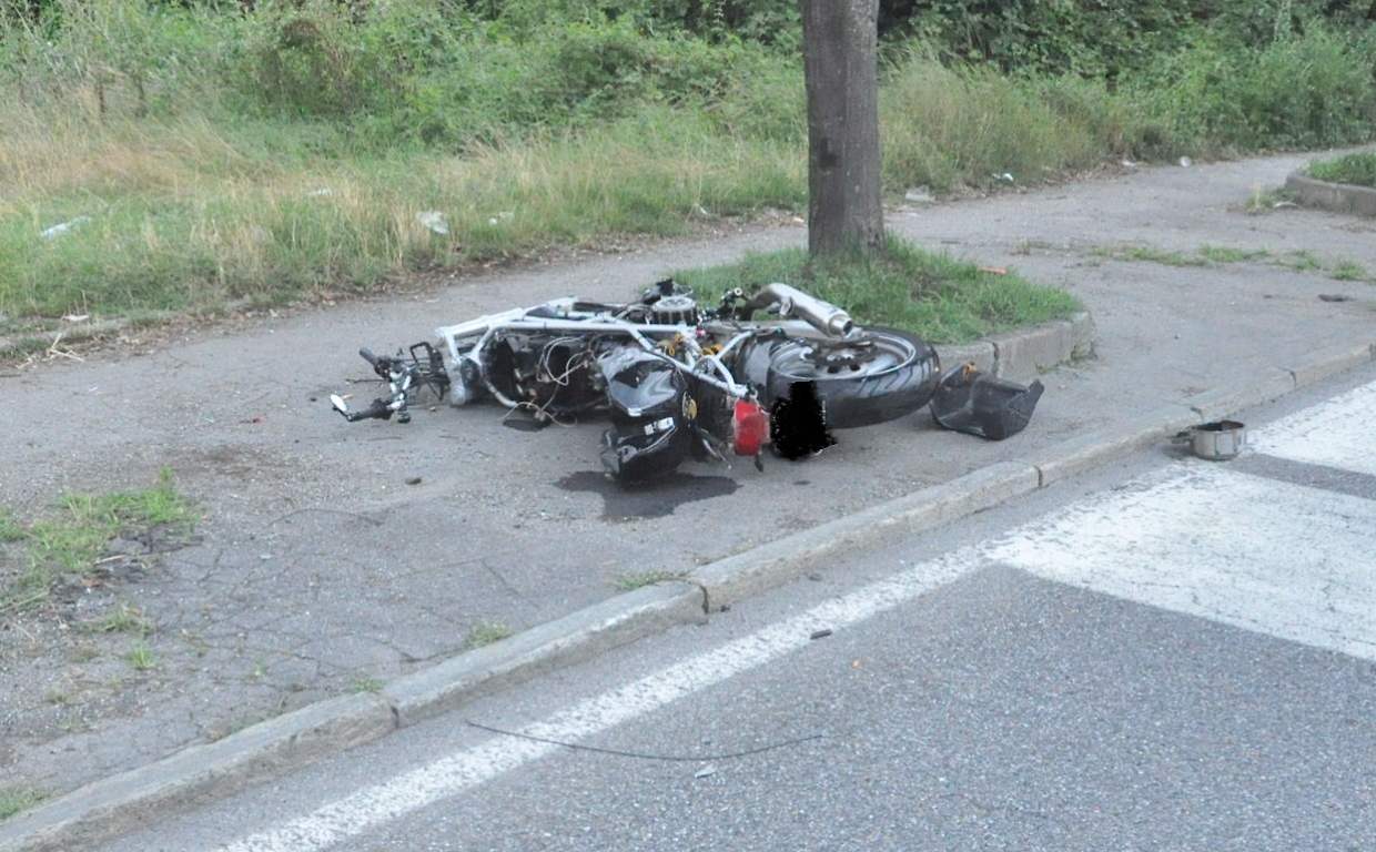 A 16 anni si schianta in strada con la moto dell'amico