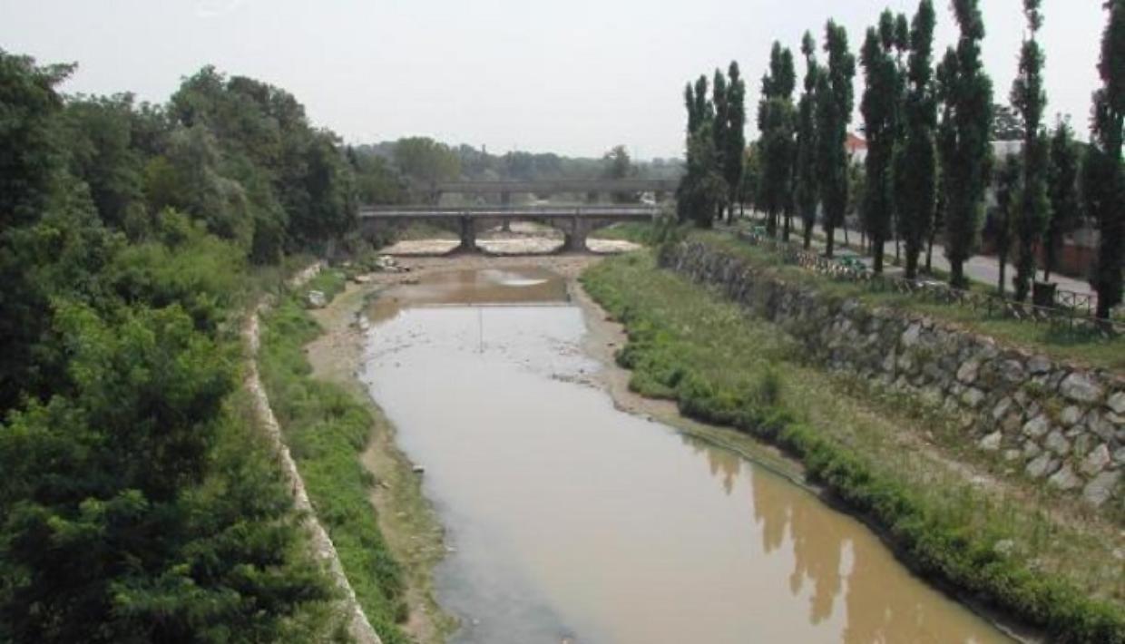 Nichelino, rifiuti abbandonati nel parcheggio sul Sangone