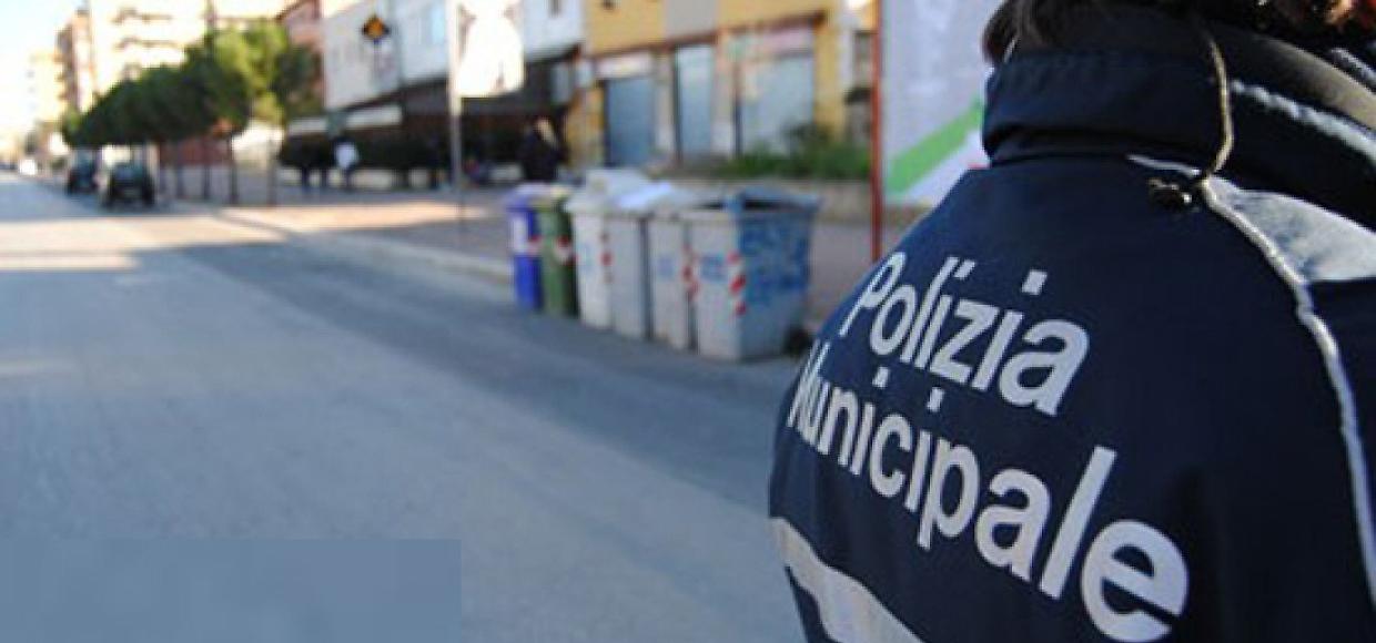 Scontro tra due auto a Rivoli, una finisce sul marciapiedi: conducente trasportato via in ambulanza