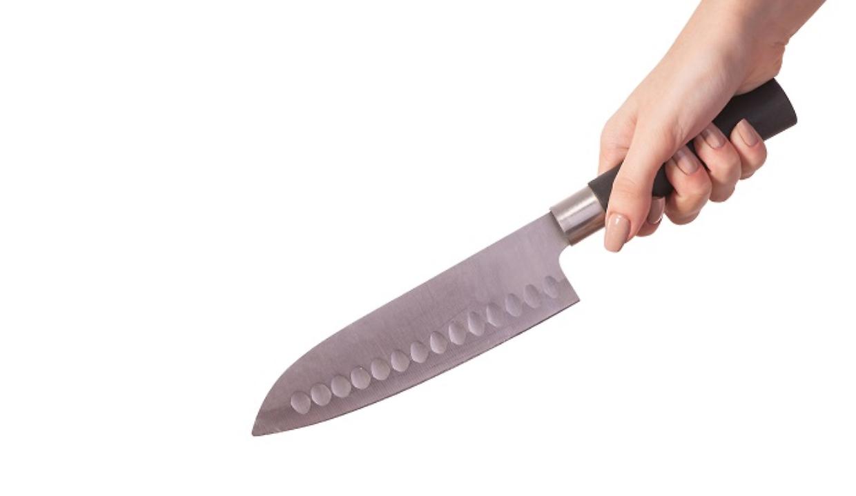 Donna con un coltello in mano (foto di repertorio - foto Depositphotos)
