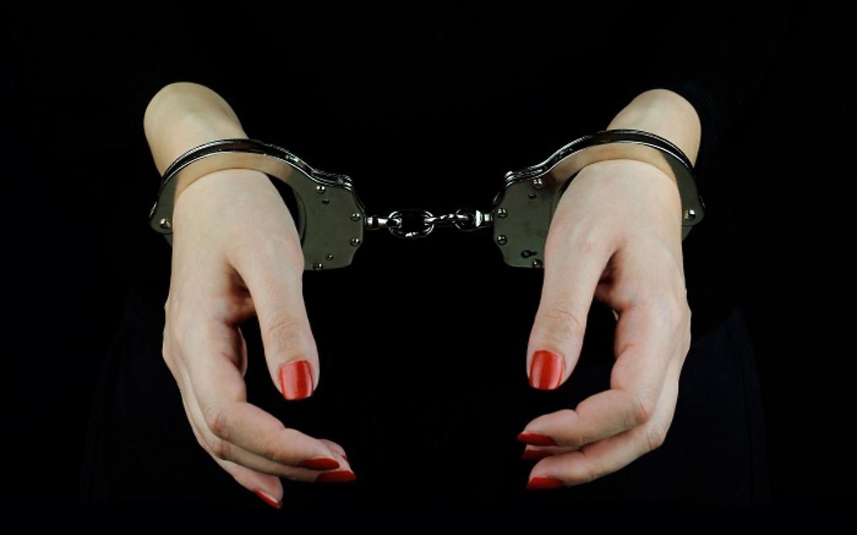 Donna arrestata arresto donna manette