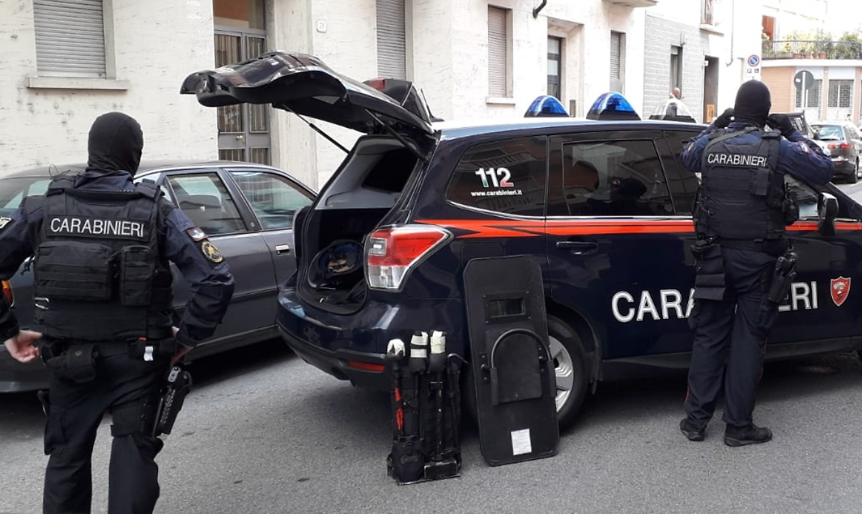 Un uomo di 49 anni ha tenuto in scacco i carabinieri per tre ore, poi è scattato il blitz