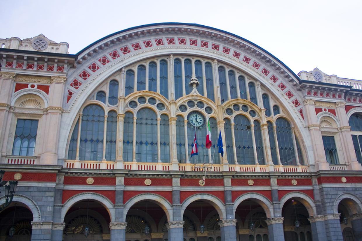 Porta Nuova, tubatura esplode: treni fermi e ritardi fino a 40 minuti