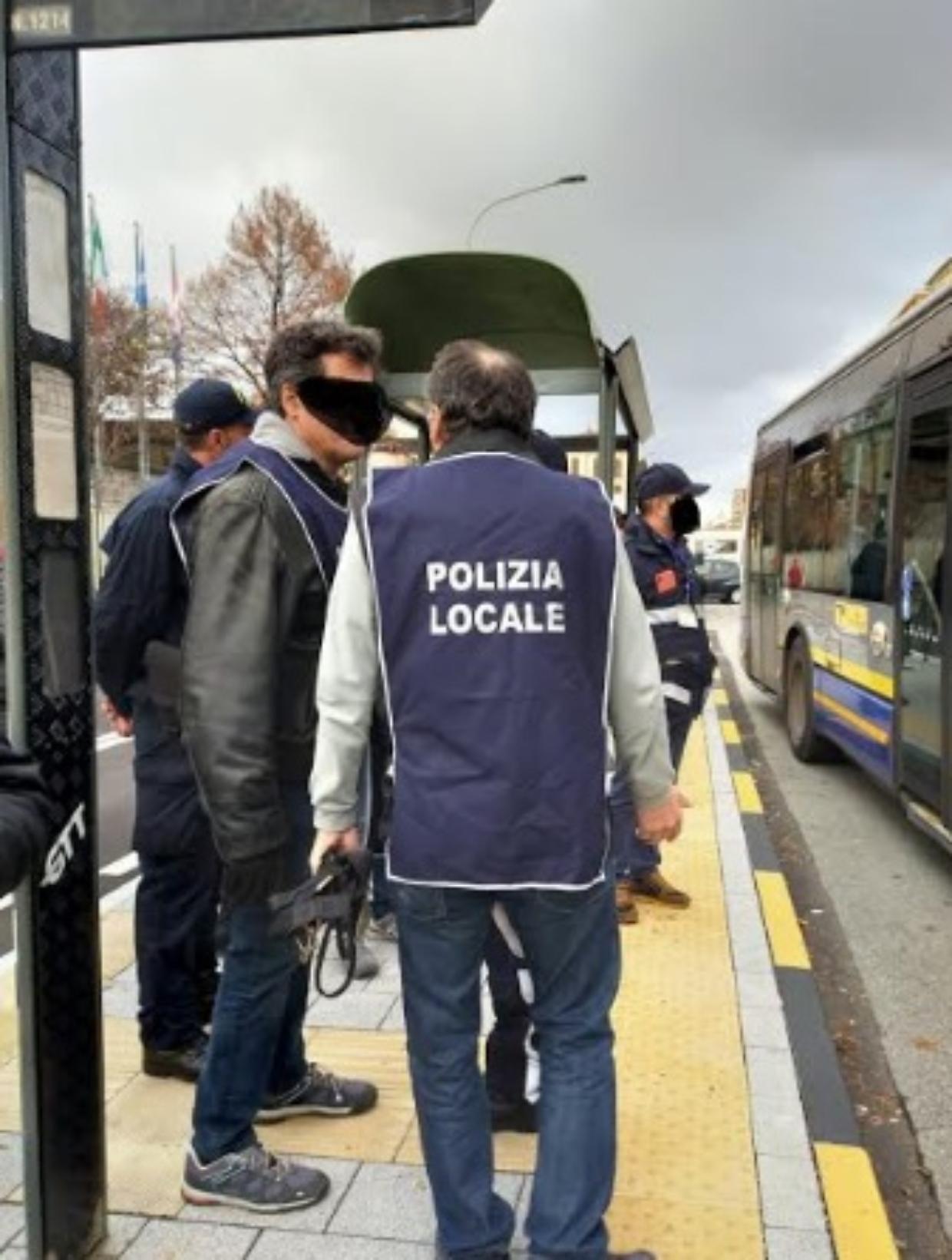 Lo spinge gi&ugrave; dal tram perch&eacute; voleva controllargli il biglietto: controllore 62enne ferito
