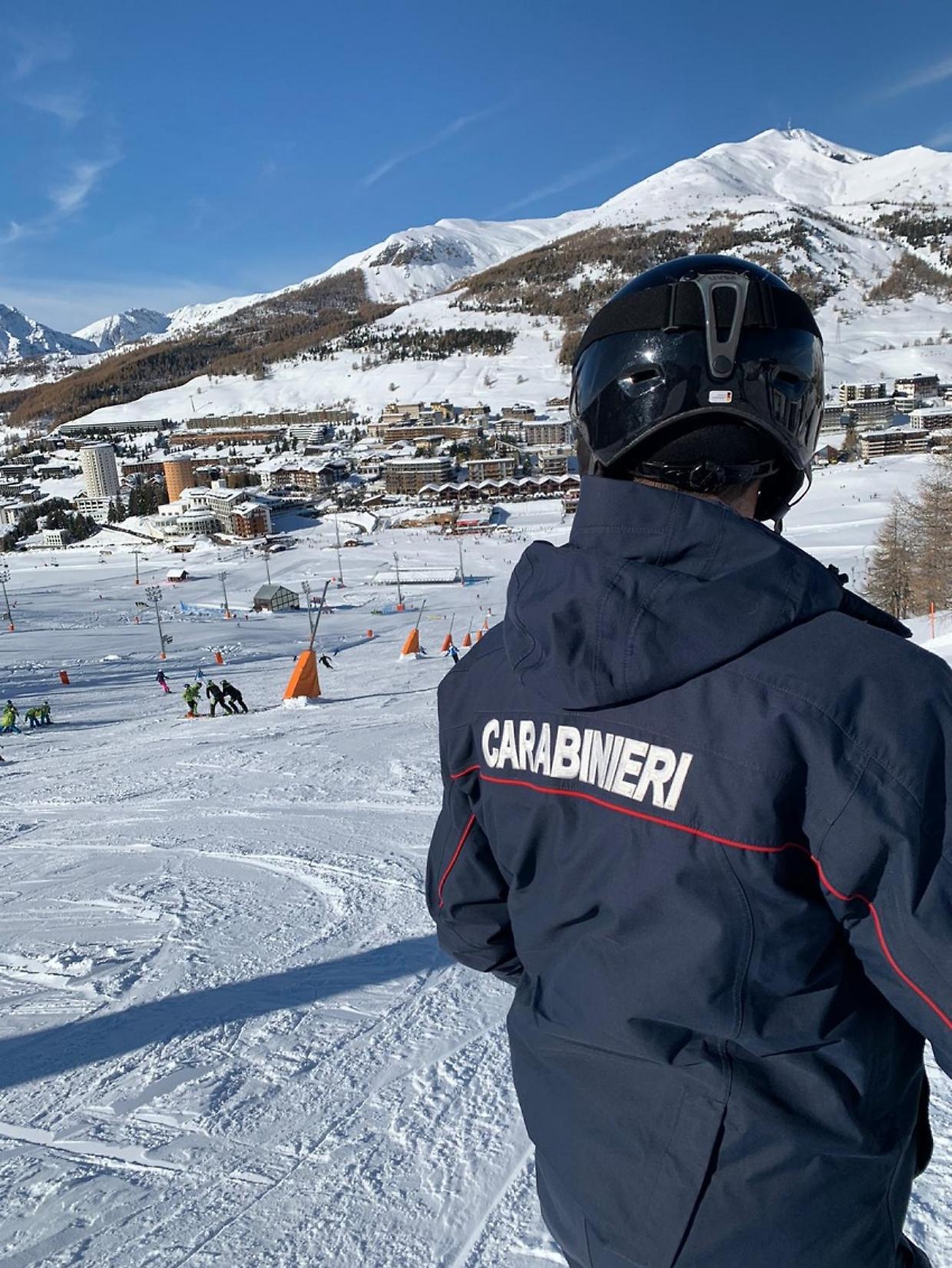Controlli intensificati sulle piste di Bardonecchia: arrestato un 25enne che tentava di rubare degli sci