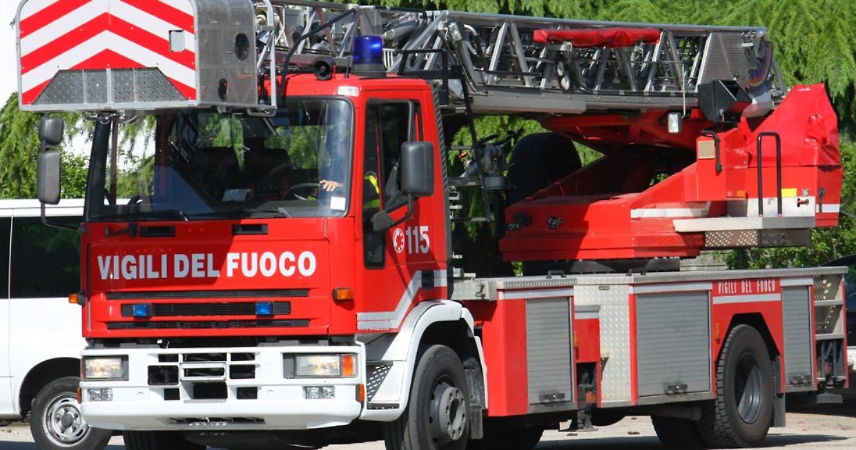 Auto in fiamme in corso Francia: traffico cittadino in tilt