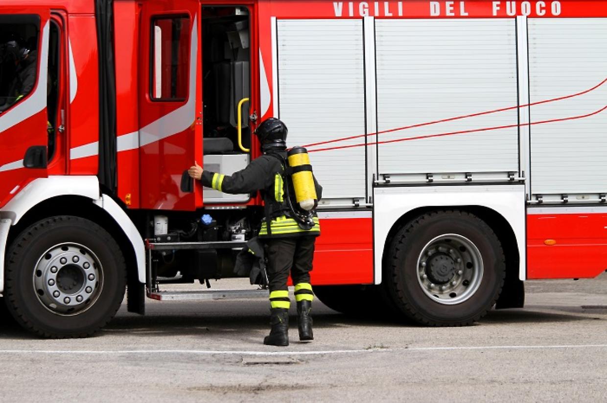 Auto in fiamme sul nuovo tratto della Asti-Cuneo