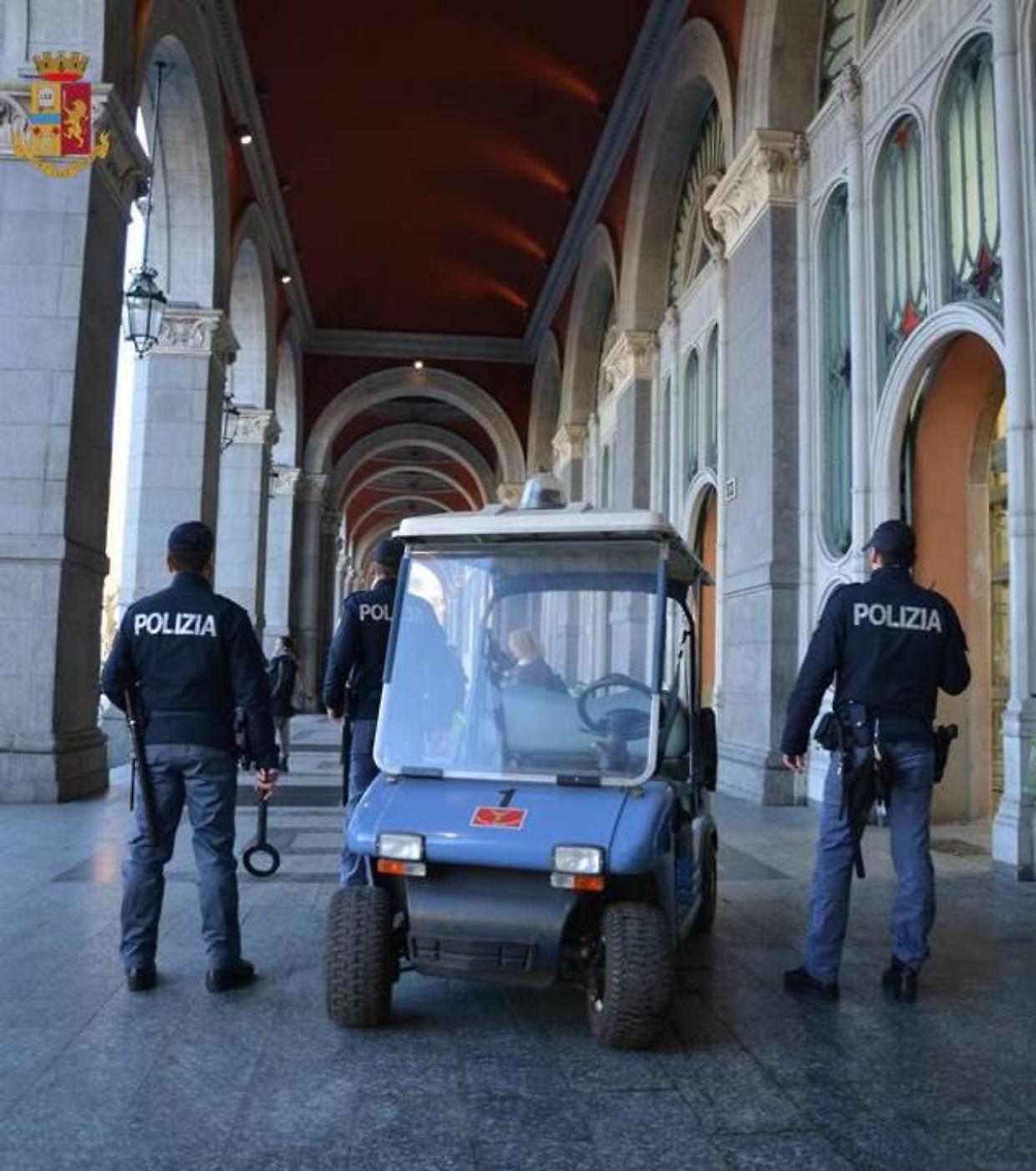 Anziano ha un malore a Porta Nuova, i poliziotti gli salvano la vita