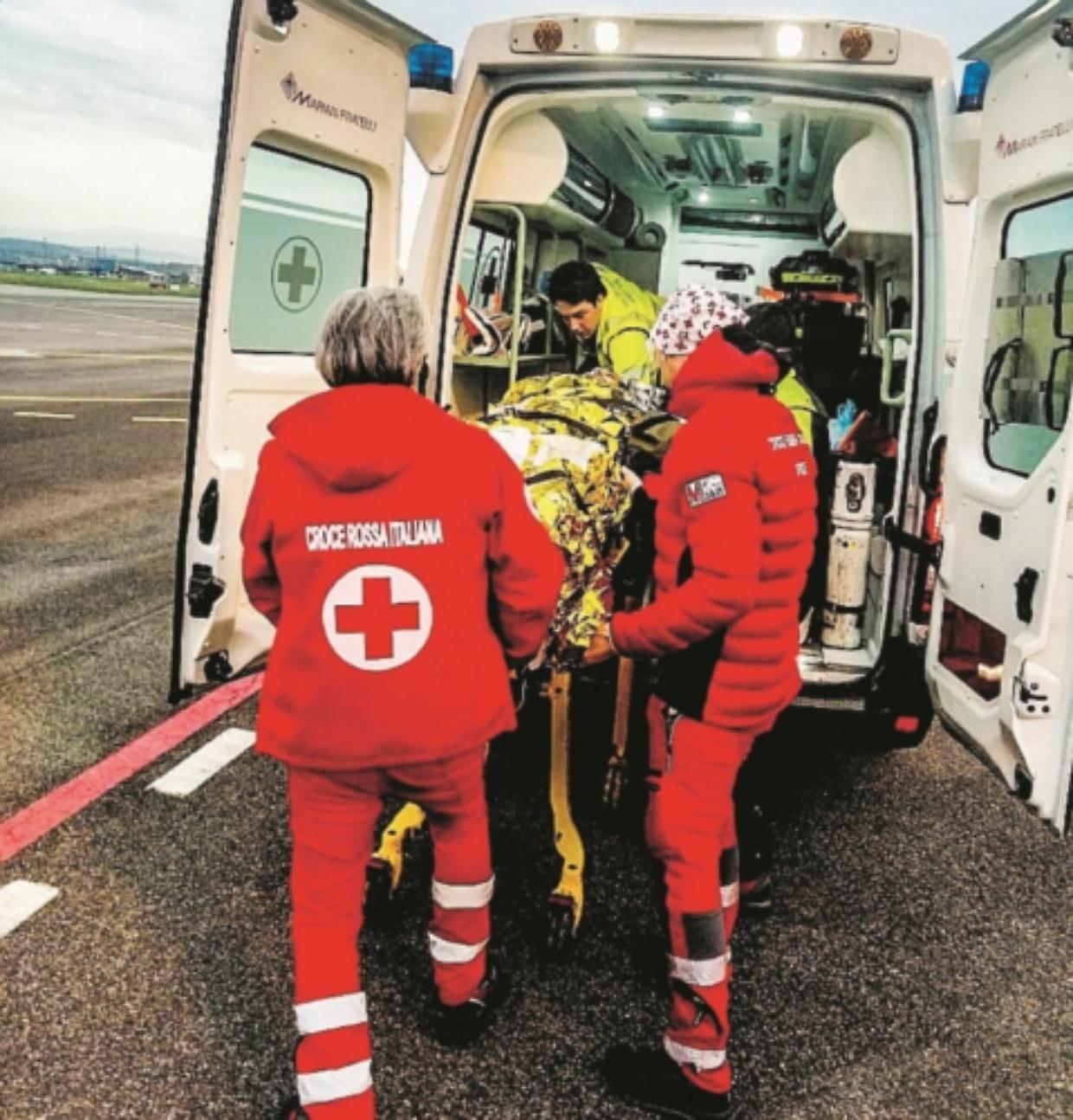 Incidente sull’A5 a Volpiano: auto si ribalta, tre feriti lievi