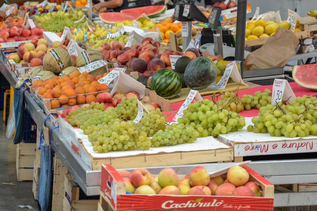Mercato bancarelle frutta