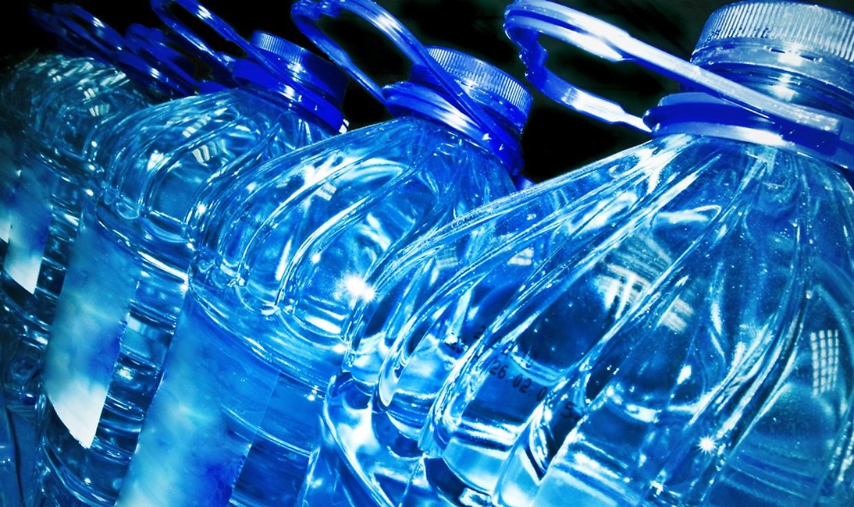 Acqua in bottiglia sotto accusa: tracce di Tfa in sei marchi su ventuno