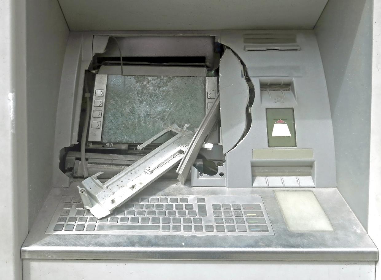 Esplosione nella notte a San Sebastiano da Po: tentano di far saltare lo sportello Atm, ma il piano non riesce
