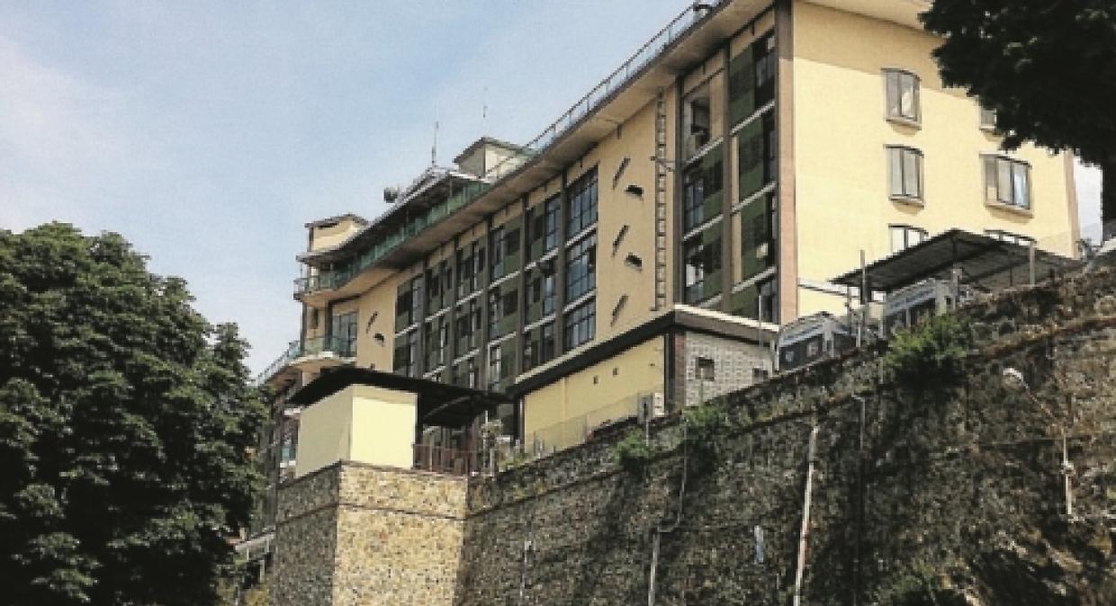 Bambino di 8 anni caduto in un lucernario, condizioni gravi