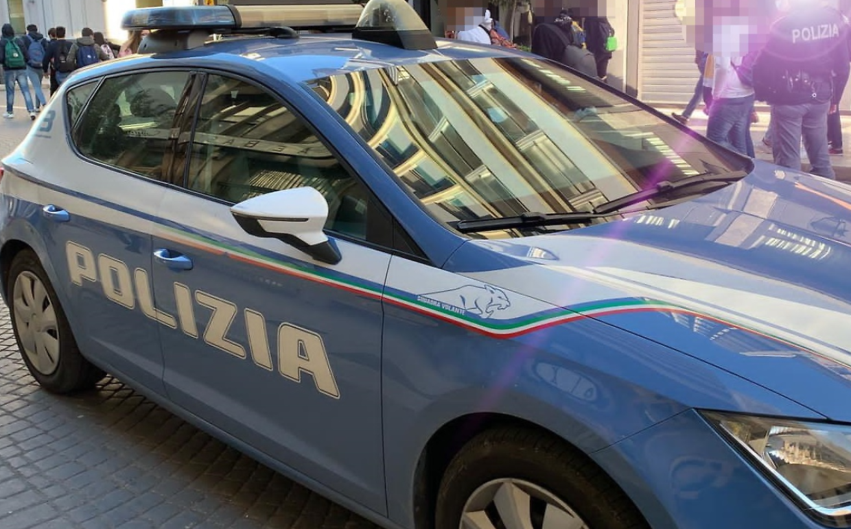Sei agenti feriti e due arresti in corso Grosseto