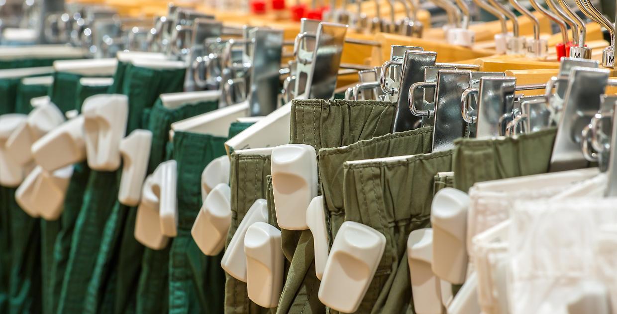 vestiti furto rapina negozio abbigliamento centro commerciale antitaccheggio dp
