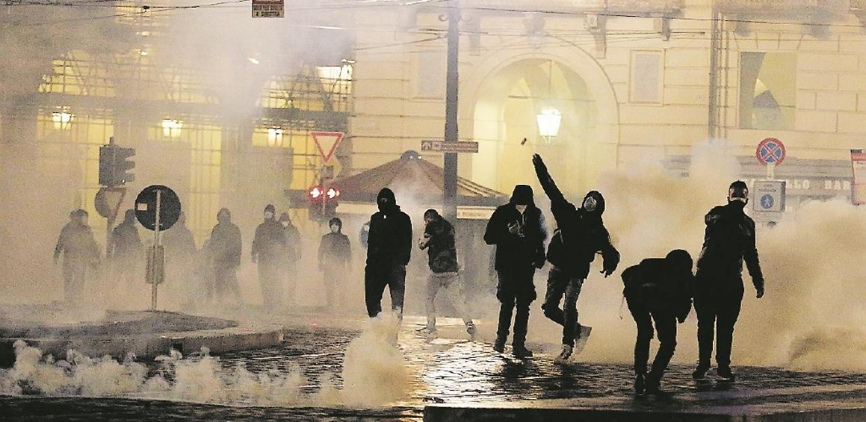 manifestazione piazza covid lockdown