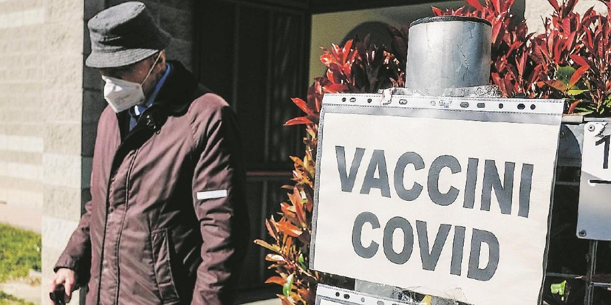 vaccini covid cartello