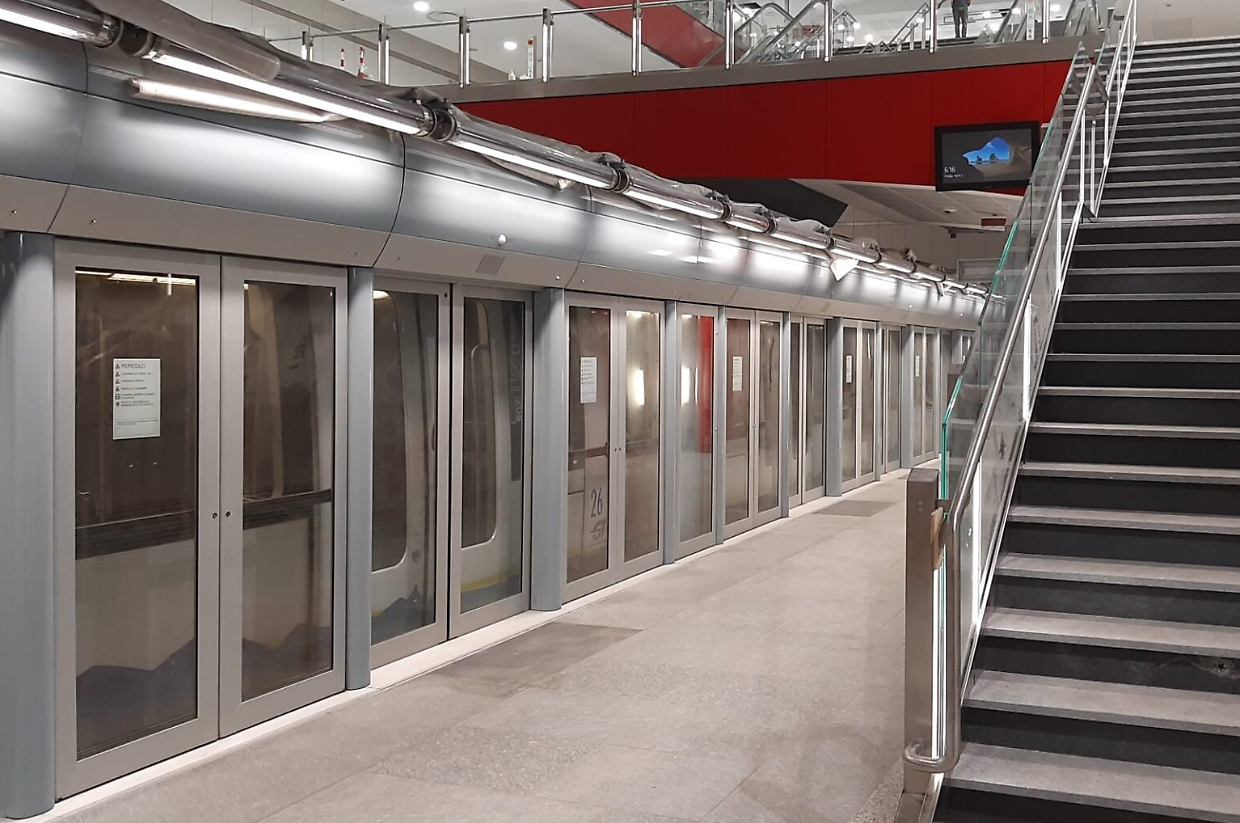 Il tentato furto è avvenuto sul vagone della metro all'altezza della fermata XVIII Dicembre