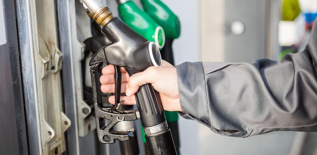 Fare benzina in autostrada ora costa più di 2,5 euro al litro