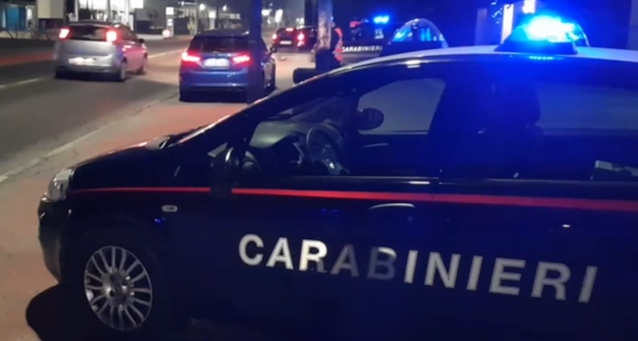 Calci, pugni e catene per rapinarlo: i carabinieri arrestano la gang