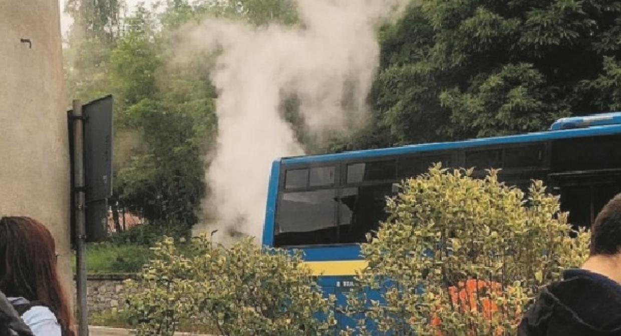 fiamme bus torre canavese