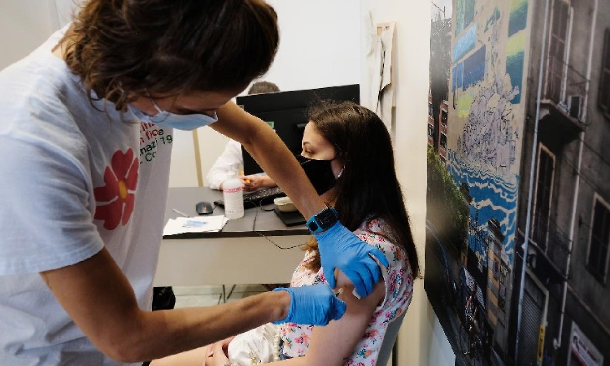 vaccinazione hub lavazza giovane