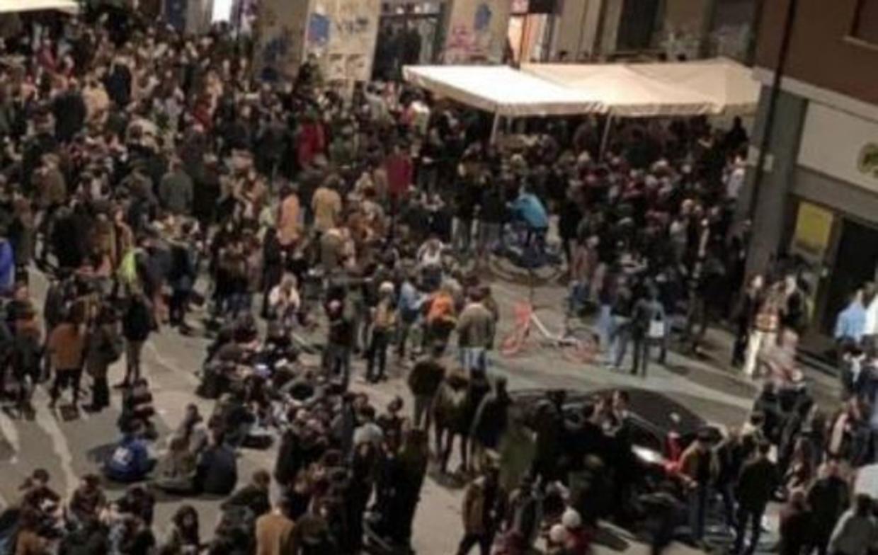 Notte di movida, notte di paura: diciottenne pestata da quattro minorenni e rapinata mentre tutto viene filmato