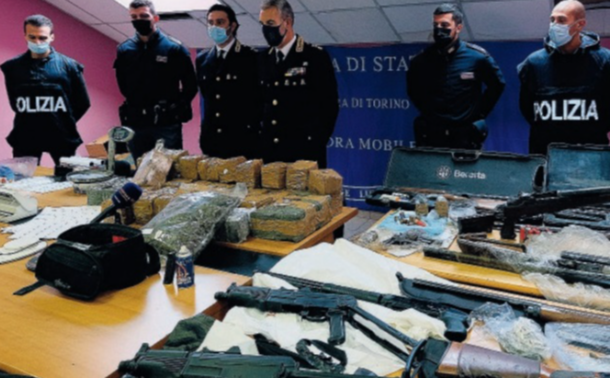 Un arsenale di armi sequestrato dalla Squadra mobile della polizia 