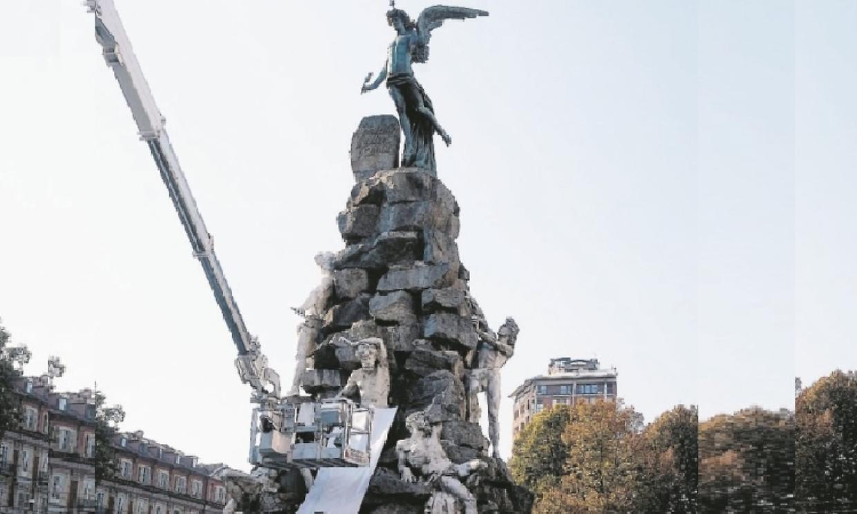 gamba rotta monumento piazza statuto