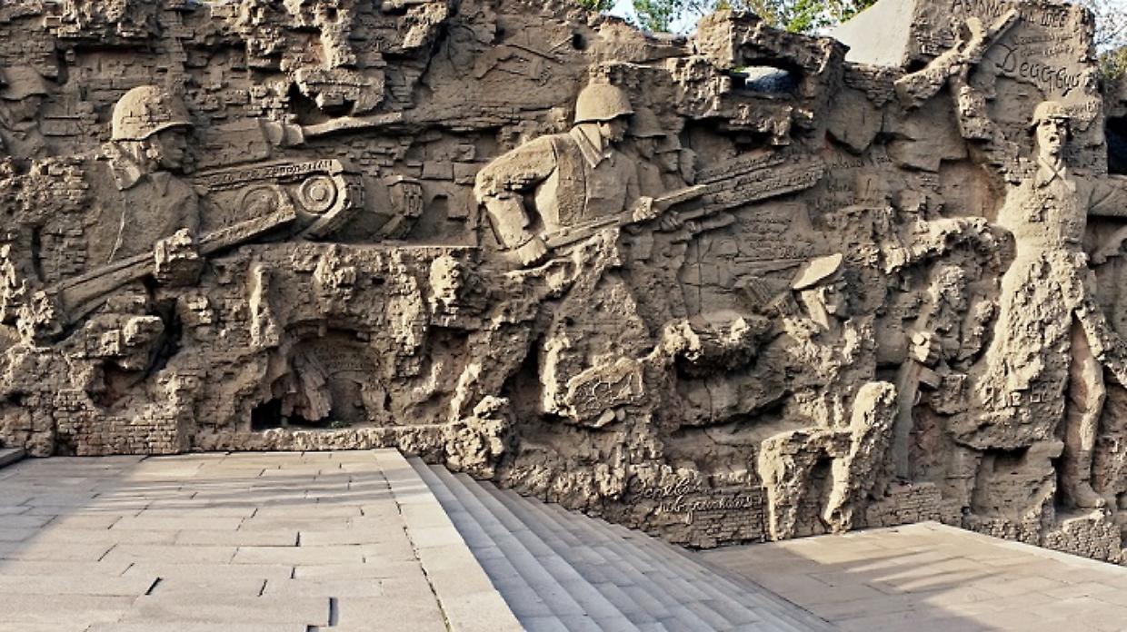 Volgograd, Mamayev Kurgan, walls ruins. Memorial ensemble to "He