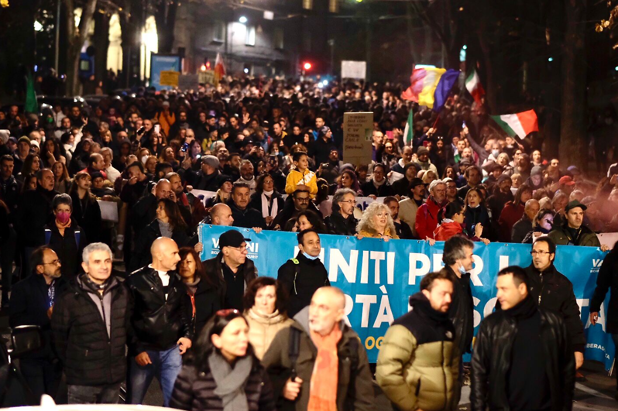 Uno dei cortei No Green Pass a Torino