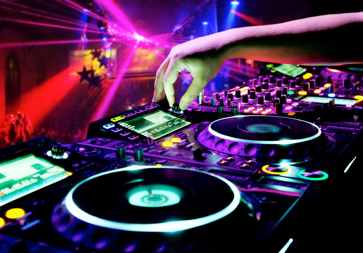 Dj mixes the track