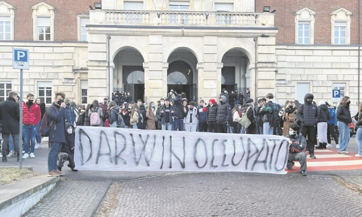 scuola occupata darwin