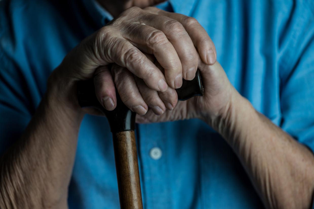mano anziana nonno anziani