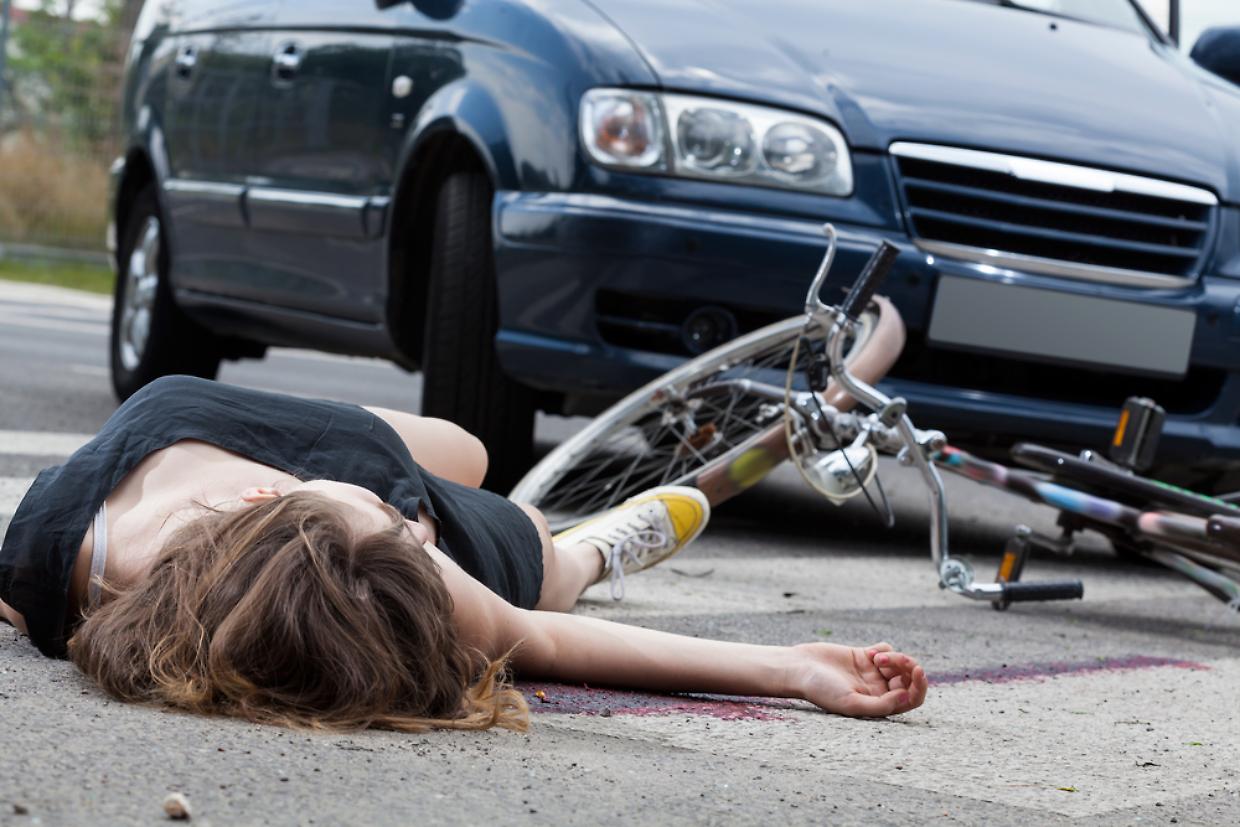incidente auto bici Unconscious cyclist after road accident