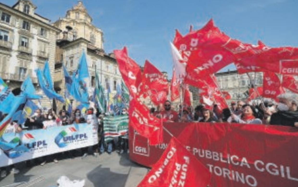 piazza castello manifestazione