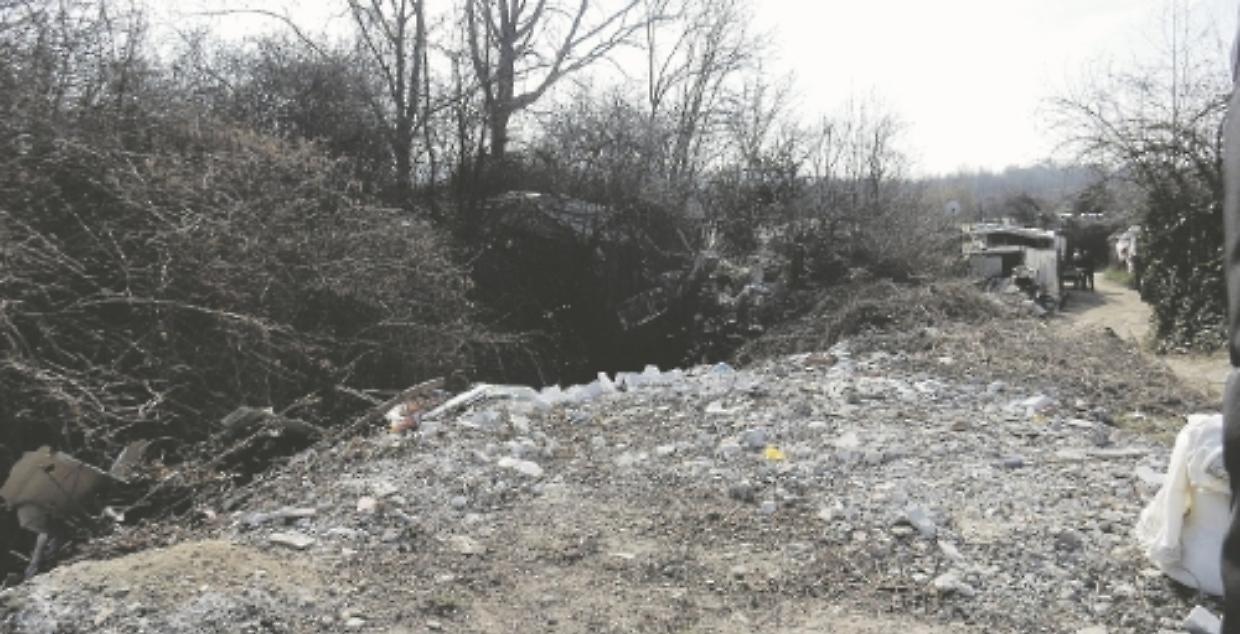 parcheggio abusivo rifiuti